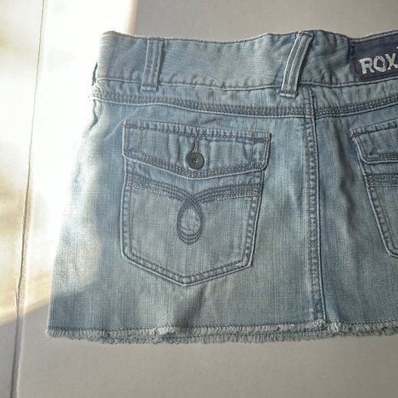 Roxy Denim Mini Skirt - Size 9 - Light Wash Frayed Hem - Picture 14 of 16